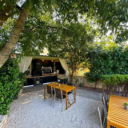 And Istrasoley Guest house